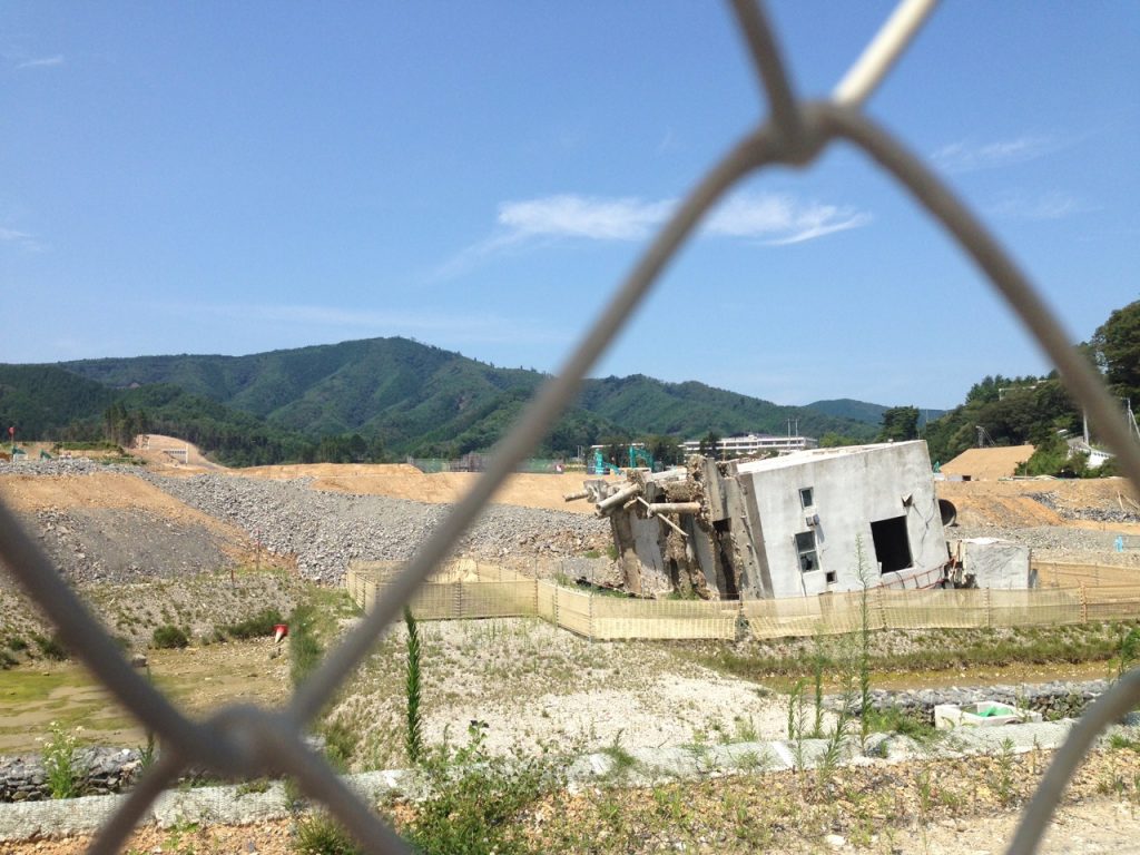 宮城県牡鹿郡女川町での震災の被害を受けた建物