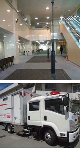 写真上：神戸赤十字病院　エントランス 写真下：ｄERU(国内型緊急対応ユニット)の外観