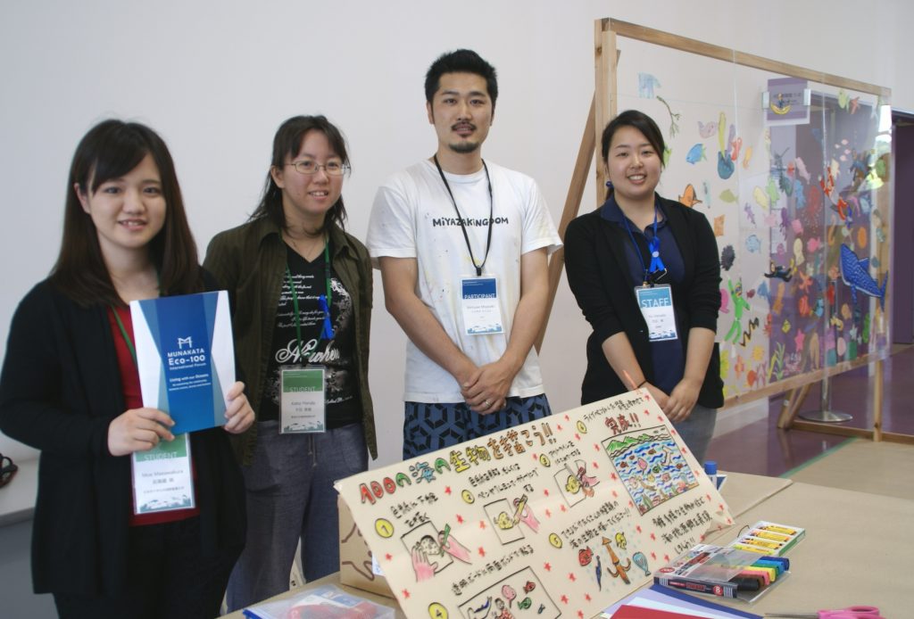 壁画アーティスト　ミヤザキ　ケンスケさん（佐賀県出身）の作品制作に本学学生（一番左）が協力