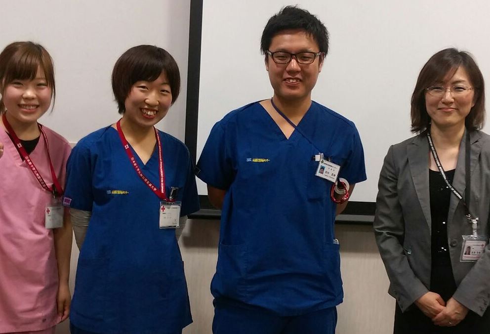 兵庫県災害医療センターで働く本学卒業生（田中英伸さん）と参加学生、引率教員