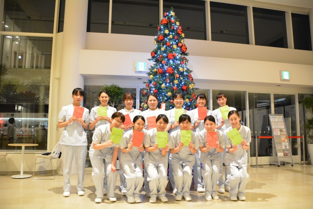 福岡赤十字病院のクリスマスツリー前にて集合写真