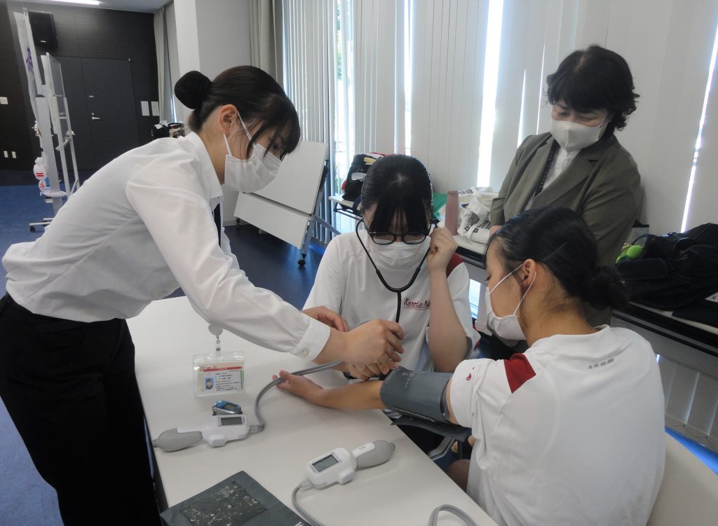 写真３）血圧測定体験を手伝いました