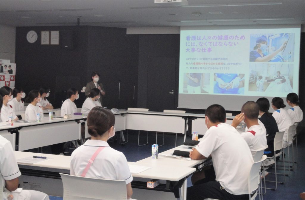 写真１）看護の学びについて説明する原田先生 (2)