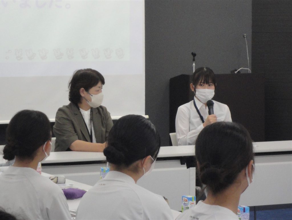 写真２）高校生たちに学生生活を語る本学３年生 (2)