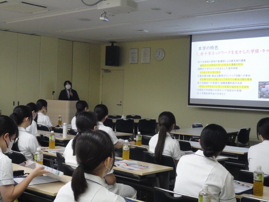 ５)本学鬼丸先生からは大学の環境や学びについて説明しました
