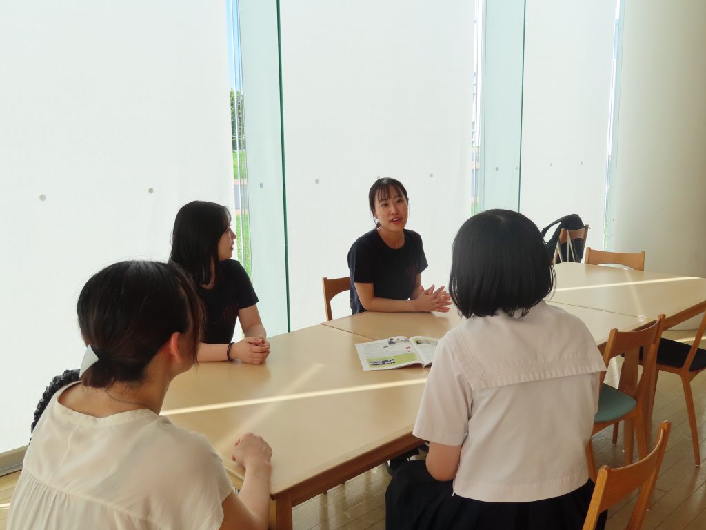 写真8）在学生にいろいろ聞ける交流会にも多くの参加者が