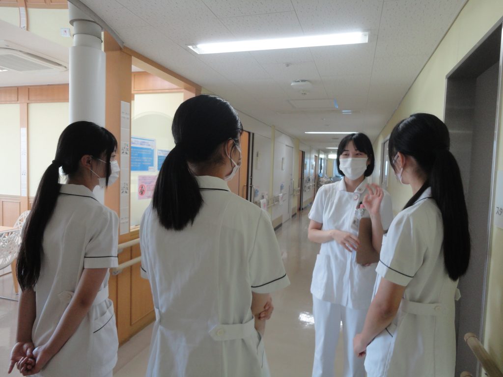 2)病棟の看護師の引率で見学と体験