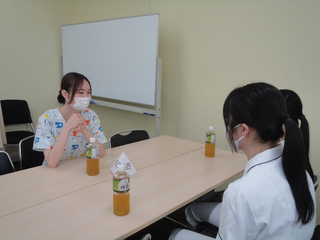 3)体験後には引率していただいた看護師とグループワーク