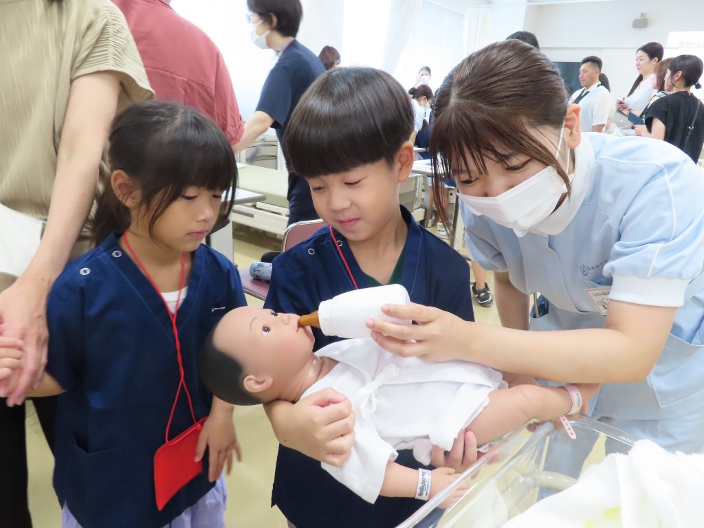 20250819_ミルクを飲んだら泣き止みました_地域連携・教育センター