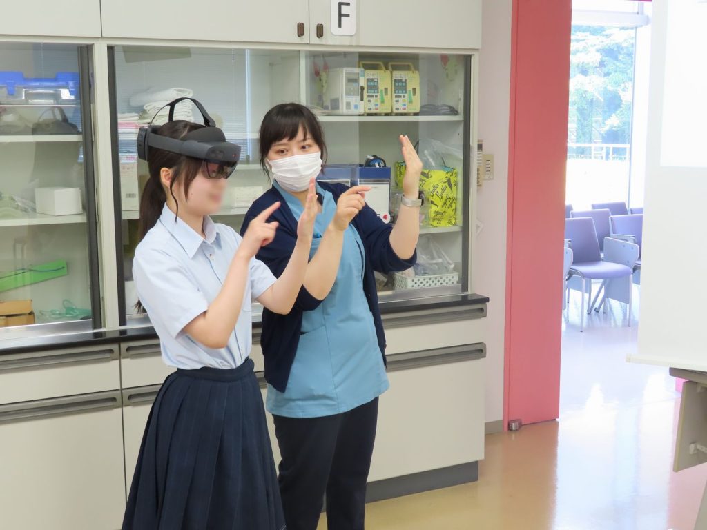 写真5）VRゴーグルで見る人体に驚く高校生たち