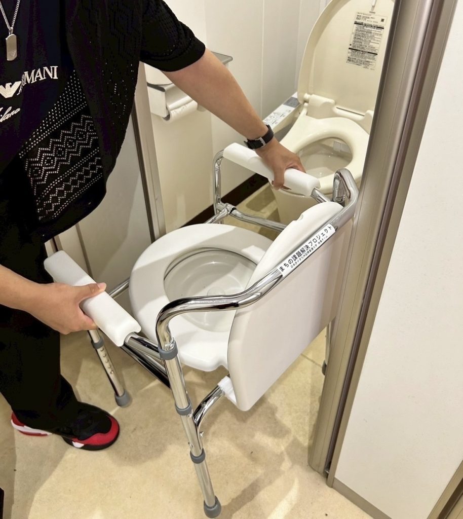 トイレを設置しているときの様子