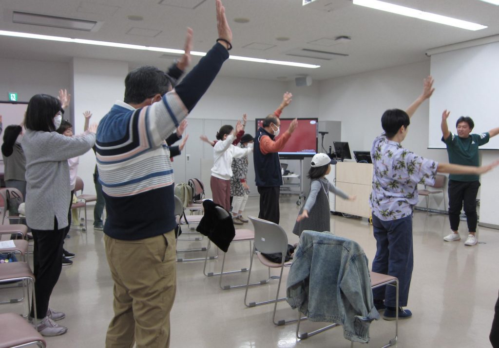 写真4）2025.11.02_アスティ祭健康応援企画_公開講座　両腕をそれぞれ逆回しに・・・あれ？難しい！