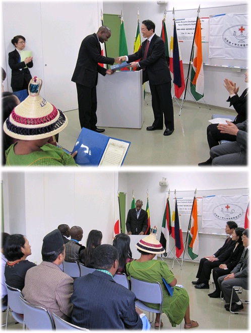 写真（上）：JICA九州国際センターの勝田所長より研修修了証を受領するダイー氏（ジンバブエ） 写真（下）：閉講式で最後の挨拶をするダイー氏