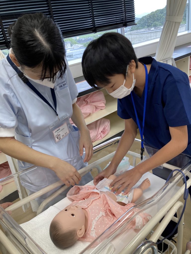 14.看護大学のお姉さんに教えてもらいながら赤ちゃんのオムツ交換Little Nurse Image